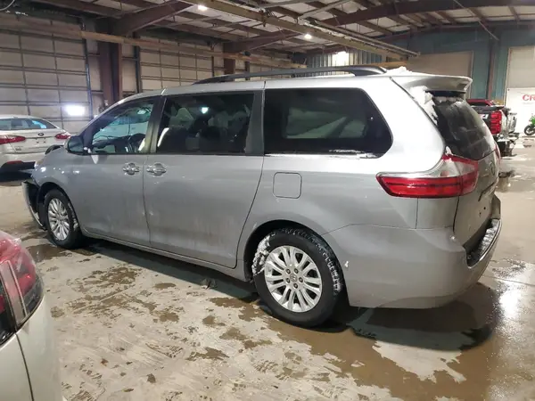 5TDYZ3DC2HS847142 2017 TOYOTA SIENNA - Image 2
