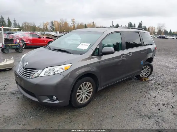 5TDYZ3DC2HS848288 2017 TOYOTA SIENNA - Image 2