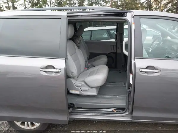 5TDYZ3DC2HS848288 2017 TOYOTA SIENNA - Image 8