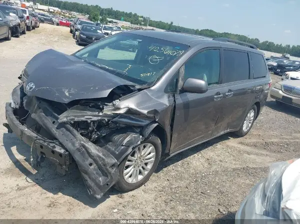 5TDYZ3DC2HS850817 2017 TOYOTA SIENNA - Image 2