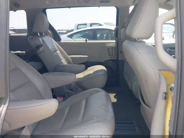 5TDYZ3DC2HS850817 2017 TOYOTA SIENNA - Image 8