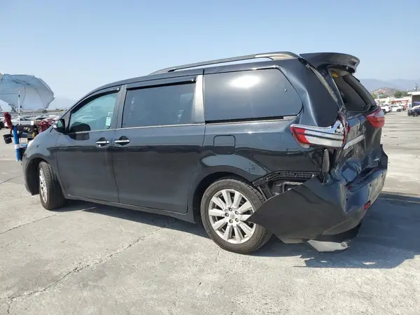 5TDYZ3DC2HS853054 2017 TOYOTA SIENNA - Image 2