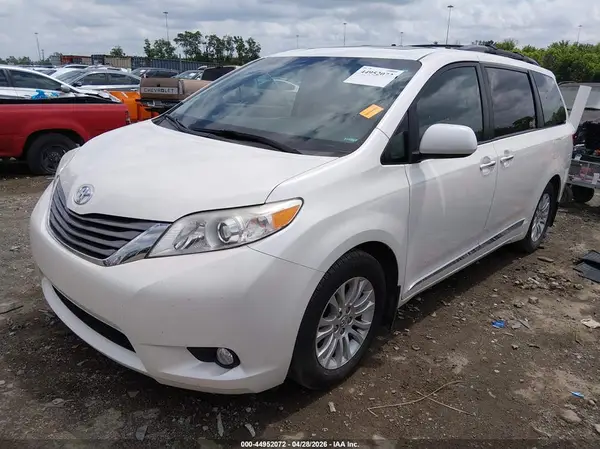 5TDYZ3DC2HS856861 2017 TOYOTA SIENNA - Image 2