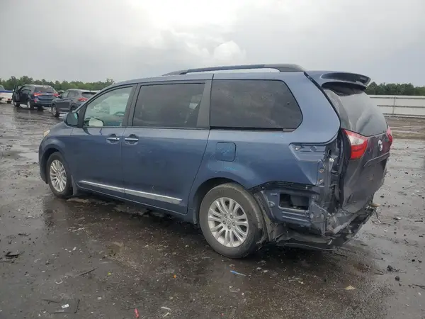 5TDYZ3DC2HS859940 2017 TOYOTA SIENNA - Image 2