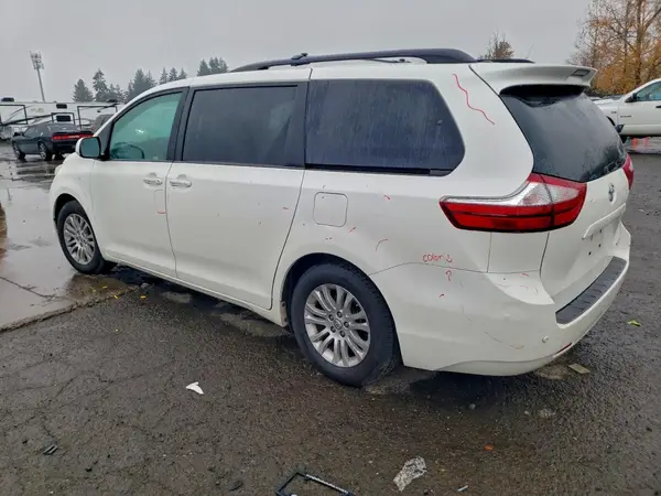 5TDYZ3DC2HS860084 2017 TOYOTA SIENNA - Image 2