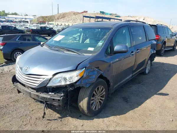 5TDYZ3DC2HS860585 2017 TOYOTA SIENNA - Image 2