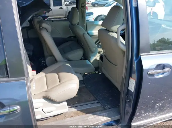 5TDYZ3DC2HS860585 2017 TOYOTA SIENNA - Image 8