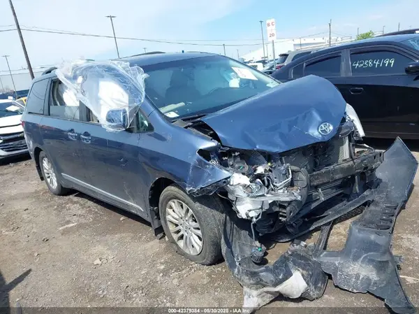 5TDYZ3DC2HS864152 2017 TOYOTA SIENNA - Image 1