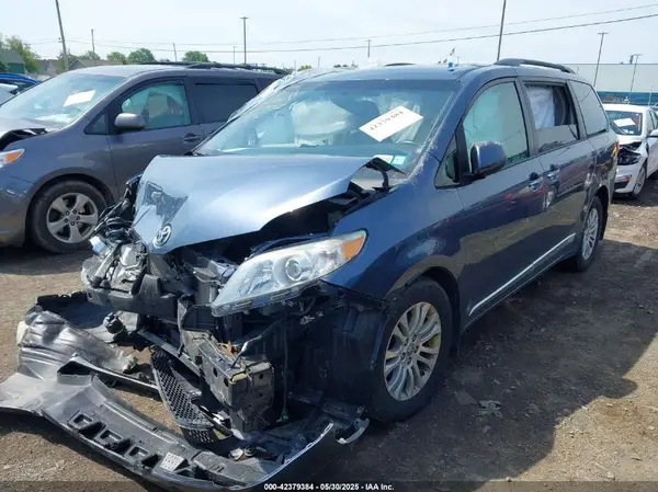 5TDYZ3DC2HS864152 2017 TOYOTA SIENNA - Image 2