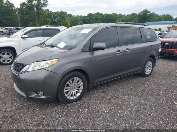 5TDYZ3DC2HS865639 2017 TOYOTA SIENNA - Image 2