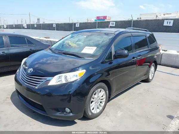 5TDYZ3DC2HS865740 2017 TOYOTA SIENNA - Image 2