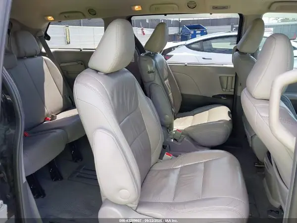 5TDYZ3DC2HS865740 2017 TOYOTA SIENNA - Image 8