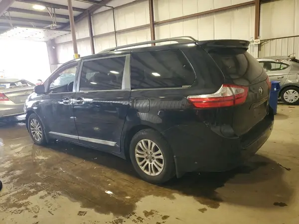 5TDYZ3DC2HS868251 2017 TOYOTA SIENNA - Image 2