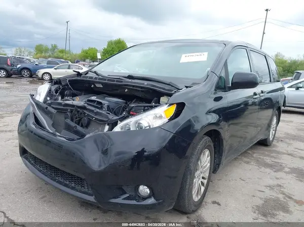 5TDYZ3DC2HS868301 2017 TOYOTA SIENNA - Image 2