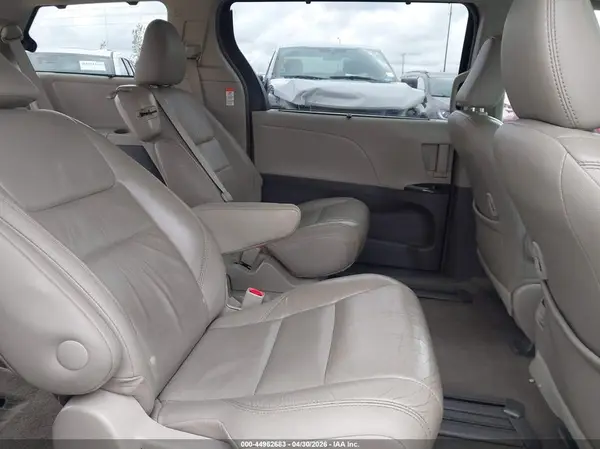 5TDYZ3DC2HS868301 2017 TOYOTA SIENNA - Image 8