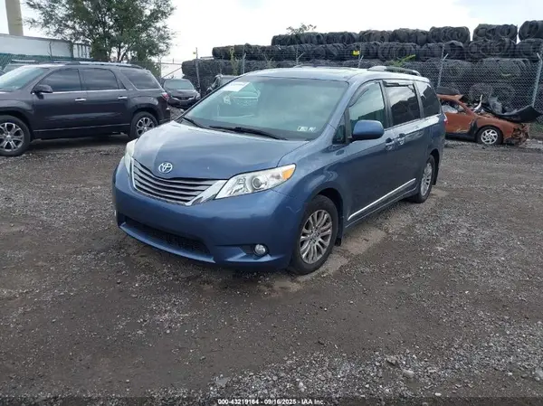 5TDYZ3DC2HS868749 2017 TOYOTA SIENNA - Image 2