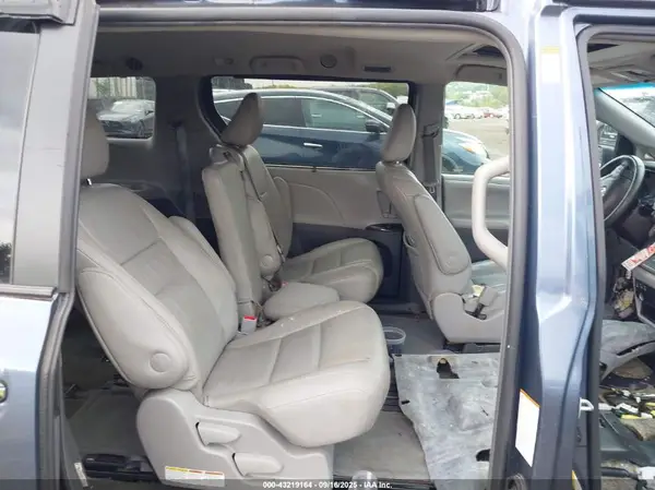 5TDYZ3DC2HS868749 2017 TOYOTA SIENNA - Image 8