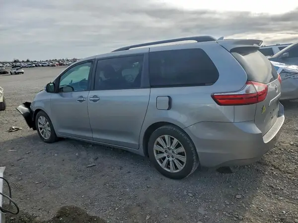 5TDYZ3DC2HS869562 2017 TOYOTA SIENNA - Image 2