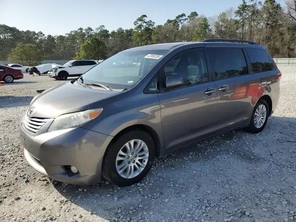 5TDYZ3DC2HS869769 2017 TOYOTA SIENNA - Image 1