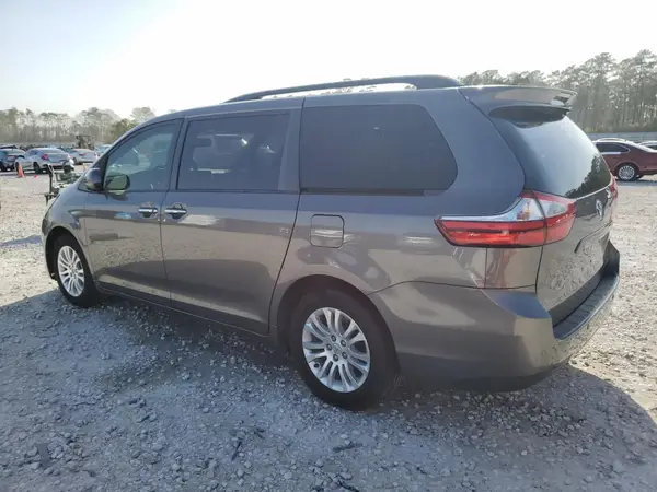 5TDYZ3DC2HS869769 2017 TOYOTA SIENNA - Image 2
