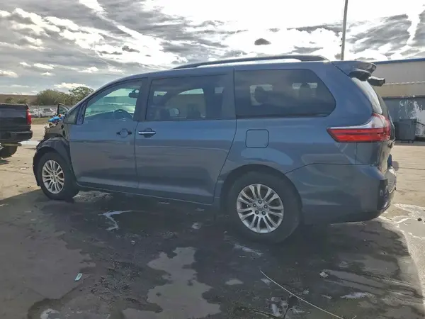 5TDYZ3DC2HS872381 2017 TOYOTA SIENNA - Image 2