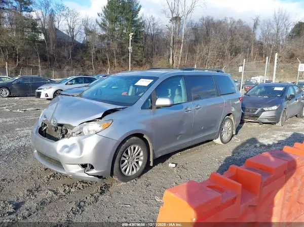 5TDYZ3DC2HS872588 2017 TOYOTA SIENNA - Image 2