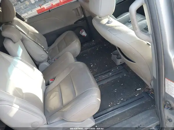 5TDYZ3DC2HS872588 2017 TOYOTA SIENNA - Image 8