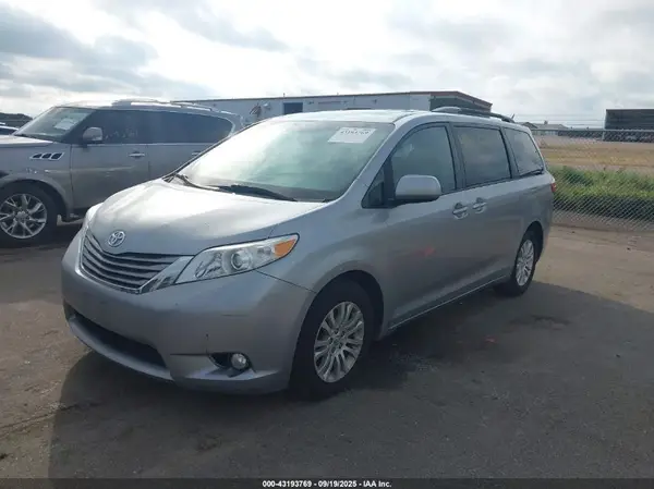 5TDYZ3DC2HS872624 2017 TOYOTA SIENNA - Image 2