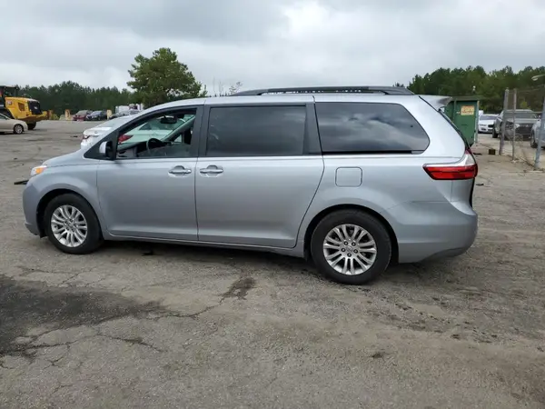 5TDYZ3DC2HS874437 2017 TOYOTA SIENNA - Image 2
