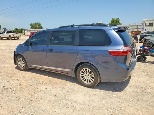 5TDYZ3DC2HS874440 2017 TOYOTA SIENNA - Image 2