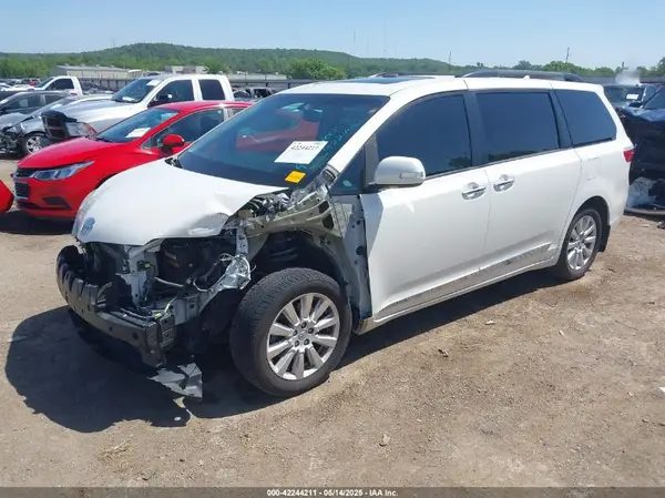 5TDYZ3DC2HS875197 2017 TOYOTA SIENNA - Image 2
