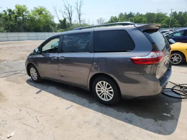 5TDYZ3DC2HS879086 2017 TOYOTA SIENNA - Image 2