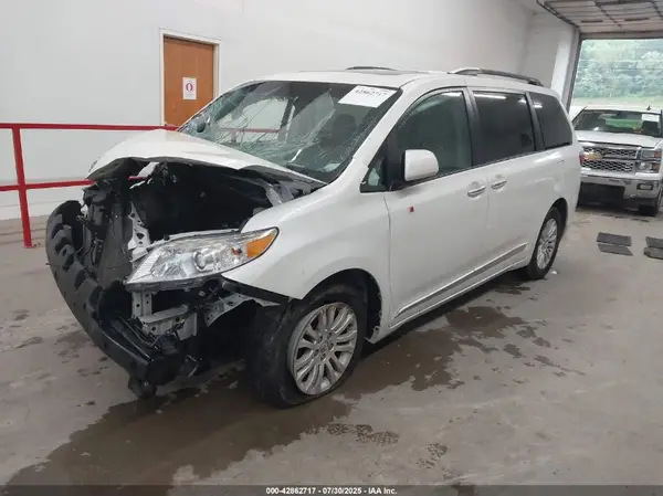 5TDYZ3DC2HS880075 2017 TOYOTA SIENNA - Image 2