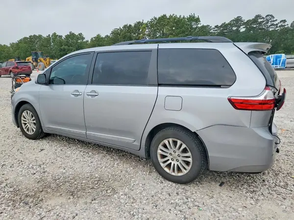 5TDYZ3DC2HS883672 2017 TOYOTA SIENNA - Image 2
