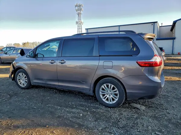 5TDYZ3DC2HS887866 2017 TOYOTA SIENNA - Image 2