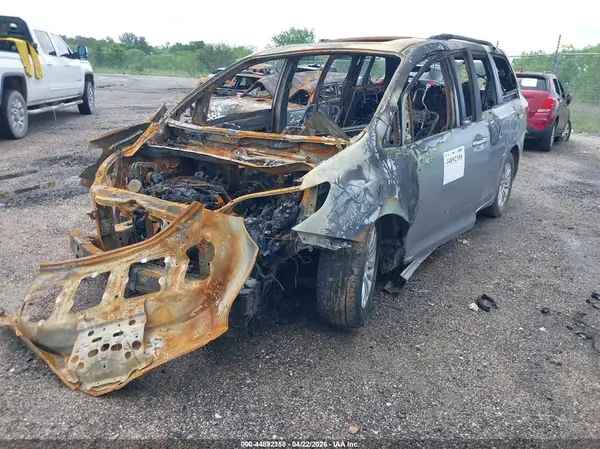 5TDYZ3DC2HS887995 2017 TOYOTA SIENNA - Image 2