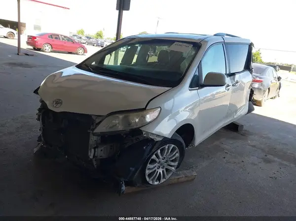5TDYZ3DC2HS889763 2017 TOYOTA SIENNA - Image 2
