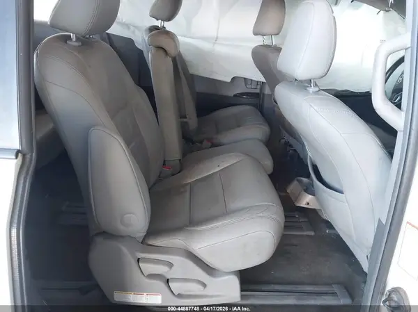 5TDYZ3DC2HS889763 2017 TOYOTA SIENNA - Image 8