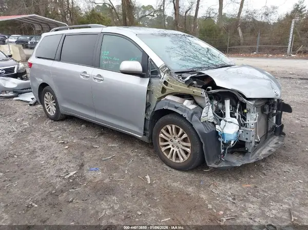 5TDYZ3DC2HS890802 2017 TOYOTA SIENNA - Image 1