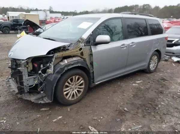 5TDYZ3DC2HS890802 2017 TOYOTA SIENNA - Image 2