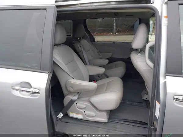5TDYZ3DC2HS890802 2017 TOYOTA SIENNA - Image 8