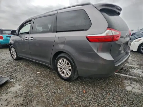 5TDYZ3DC2HS893344 2017 TOYOTA SIENNA - Image 2