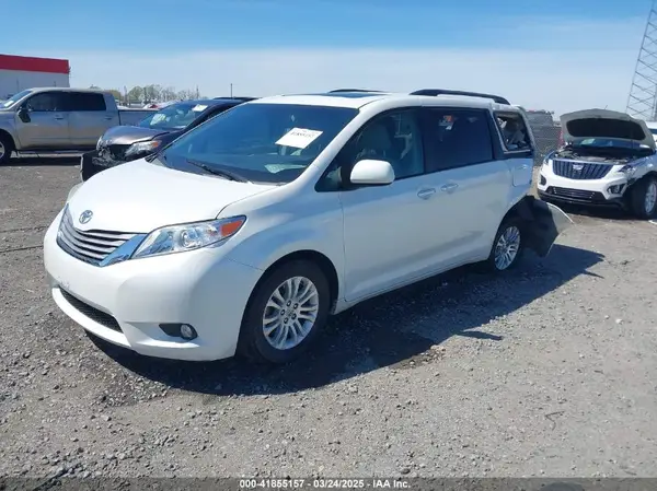 5TDYZ3DC2HS894588 2017 TOYOTA SIENNA - Image 2