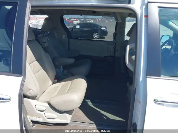 5TDYZ3DC2HS894588 2017 TOYOTA SIENNA - Image 8