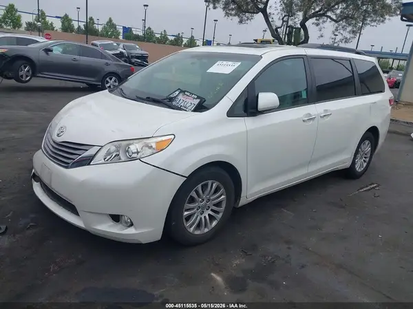 5TDYZ3DC2HS895711 2017 TOYOTA SIENNA - Image 2