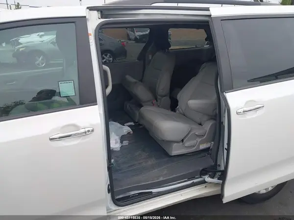 5TDYZ3DC2HS895711 2017 TOYOTA SIENNA - Image 8