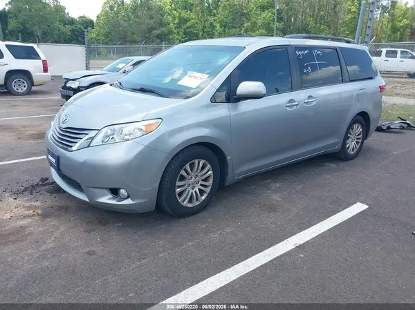 5TDYZ3DC2HS900535 2017 TOYOTA SIENNA - Image 2