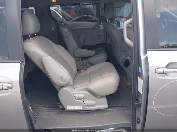 5TDYZ3DC2HS900535 2017 TOYOTA SIENNA - Image 8