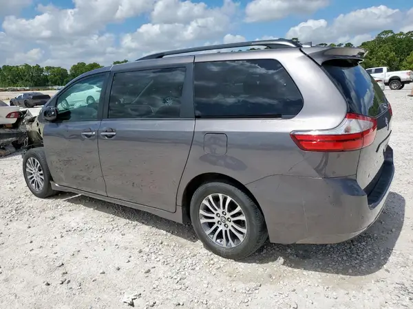 5TDYZ3DC2JS903022 2018 TOYOTA SIENNA - Image 2