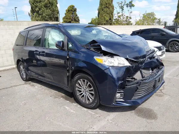5TDYZ3DC2JS903702 2018 TOYOTA SIENNA - Image 1